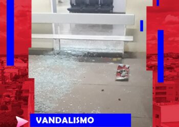 Vândalo destrói parte de porta principal do hospital de Afogados