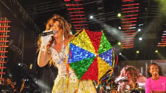 Elba Ramalho é recebida com gritos de ‘olê, olê, olá, Lula, Lula’ em show no Recife