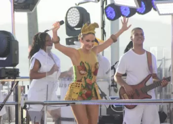 VÍDEO: Claudia Leitte ignora presença de primeira-dama do Brasil e presta continência para policiais