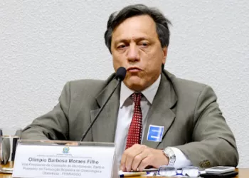 Chamado de “assassino” por padre, médico que interrompeu gravidez de menina de 10 anos em PE, ganha processo