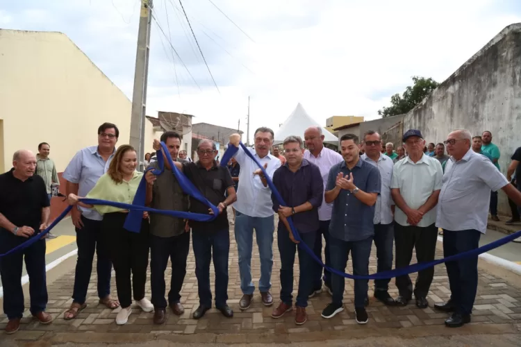 Maratona de inaugurações: Sandrinho entregou rua pavimentada no bairro São Francisco