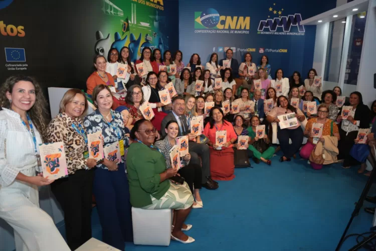 Amupe lança caderno de boas práticas municipais de políticas públicas para mulheres