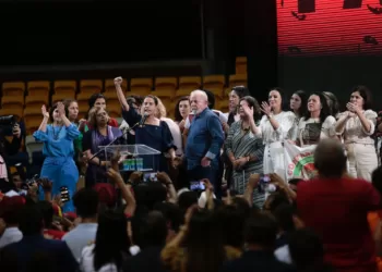 Raquel Lyra é fortemente vaiada em evento com Lula no Recife. Apoiadores do presidente viram as costas para a governadora.