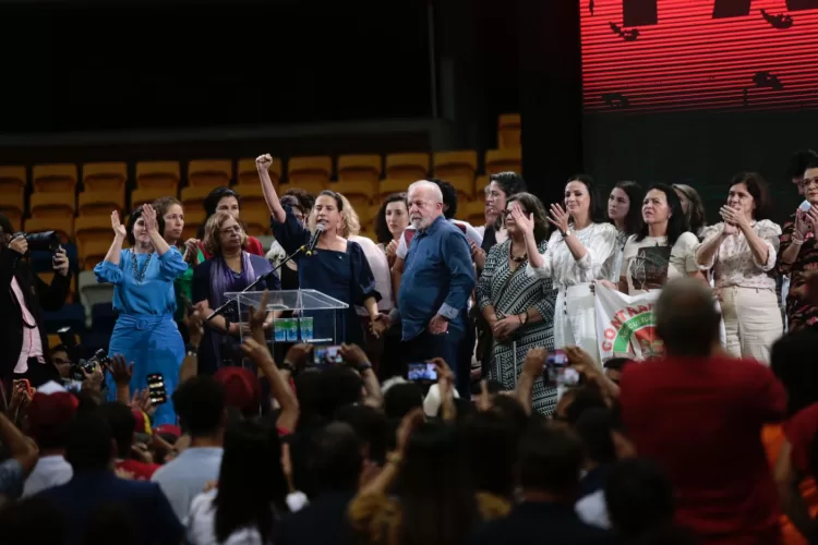 Raquel Lyra é fortemente vaiada em evento com Lula no Recife. Apoiadores do presidente viram as costas para a governadora.