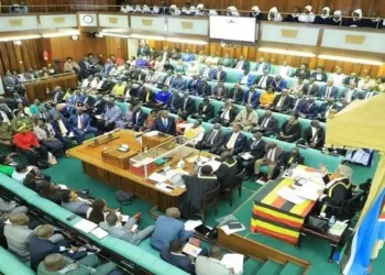 Parlamento da Uganda aprova projeto de lei que criminaliza a identificação como LGBTQ+
