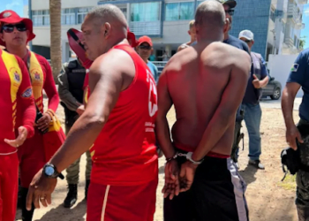 Vídeo: Homem é detido ao insistir em nadar em trecho da praia onde duas pessoas foram atacadas por tubarões