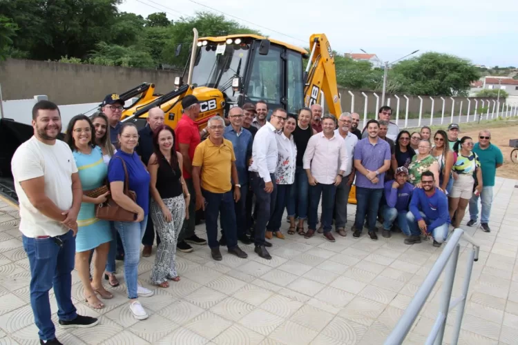Prefeitura de Afogados entregou à população retroescavadeira no valor de 460 mil Reais