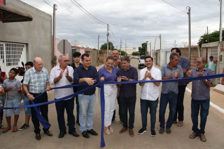 Sandrinho inaugurou duas ruas pavimentadas no residencial Miguel Arraes