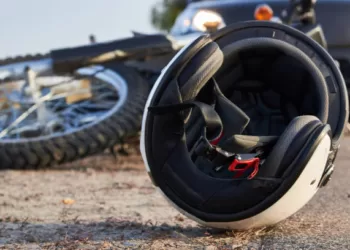 Motos colidem em animal e duas pessoas ficam feridas em Serra Talhada