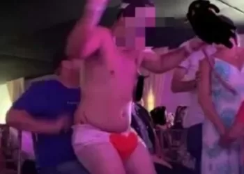 Ator faz dança sensual em apresentação para público infantil e causa revolta; Veja vídeo