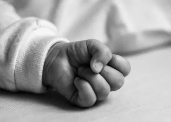 Mãe de 18 anos é suspeita de torturar bebê até a morte e tentar matar irmão gêmeo no Grande Recife