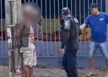 Homem é amarrado em poste no DF após suspeita de estuprar mulher em calçada