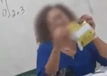 VÍDEO: Professora de português negra recebe esponja de aço por parte de aluno no Dia da Mulher