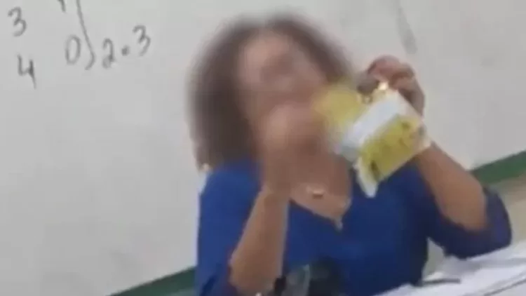 VÍDEO: Professora de português negra recebe esponja de aço por parte de aluno no Dia da Mulher