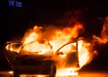 Carro pega fogo em avenida de Serra Talhada