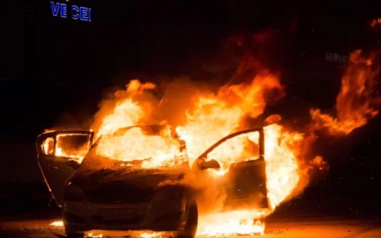 Carro pega fogo em avenida de Serra Talhada