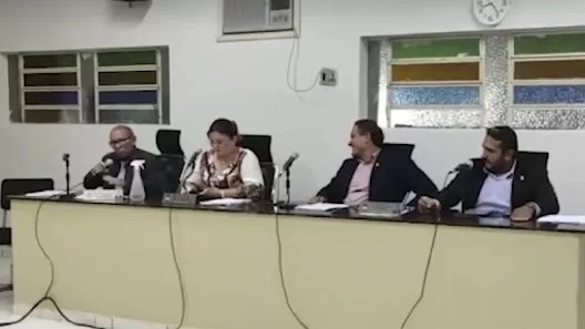 VÍDEO: Vereador manda professoras pararem de ‘latir’ durante sessão na Câmara