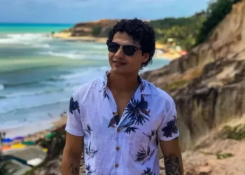 Influencer de 27 anos morre após reação alérgica a camarão