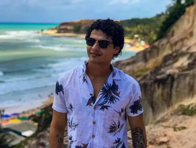 Influencer de 27 anos morre após reação alérgica a camarão