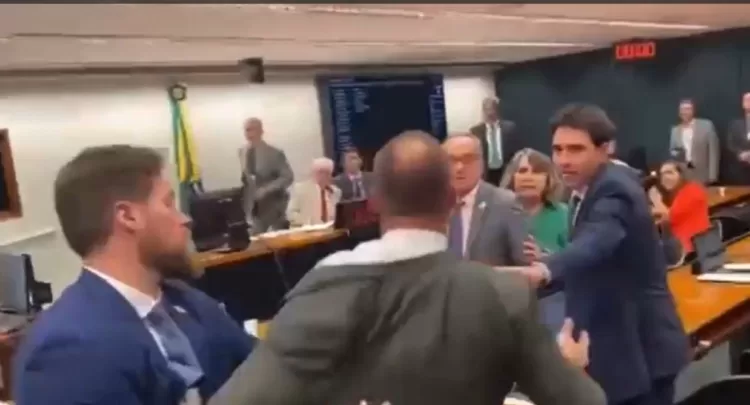 Deputado petista ironiza facada em Bolsonaro, e Eduardo rebate: ‘Te enfio a mão na cara’; veja vídeo