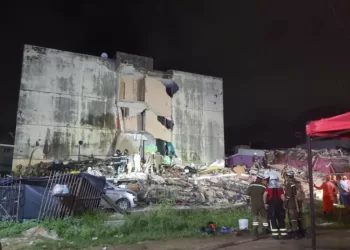 Adolescente e homem morrem após edifício desabar em Olinda