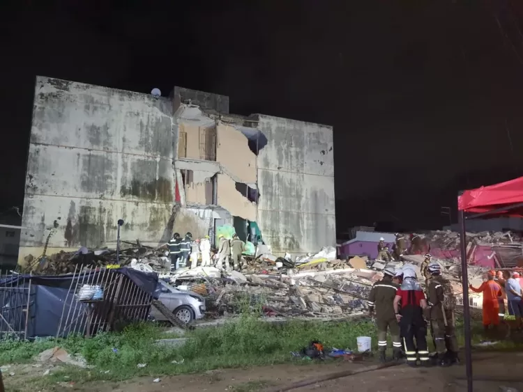 Adolescente e homem morrem após edifício desabar em Olinda