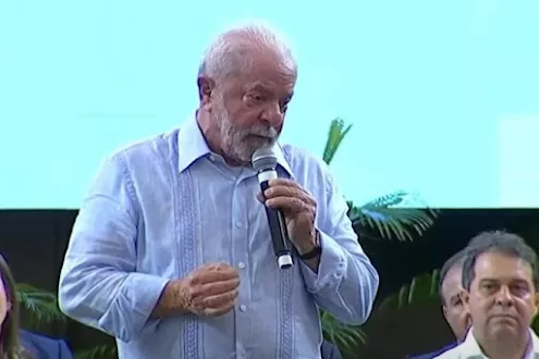 Lula cutuca Bolsonaro: “Está em casa com o rabinho preso”