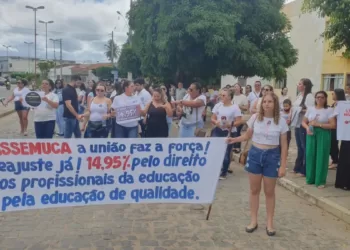 Na luta pelo piso salarial e após negativa do prefeito Anchieta Patriota, professores paralisam atividades em Carnaíba