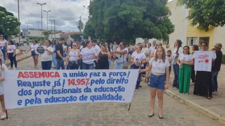 Na luta pelo piso salarial e após negativa do prefeito Anchieta Patriota, professores paralisam atividades em Carnaíba