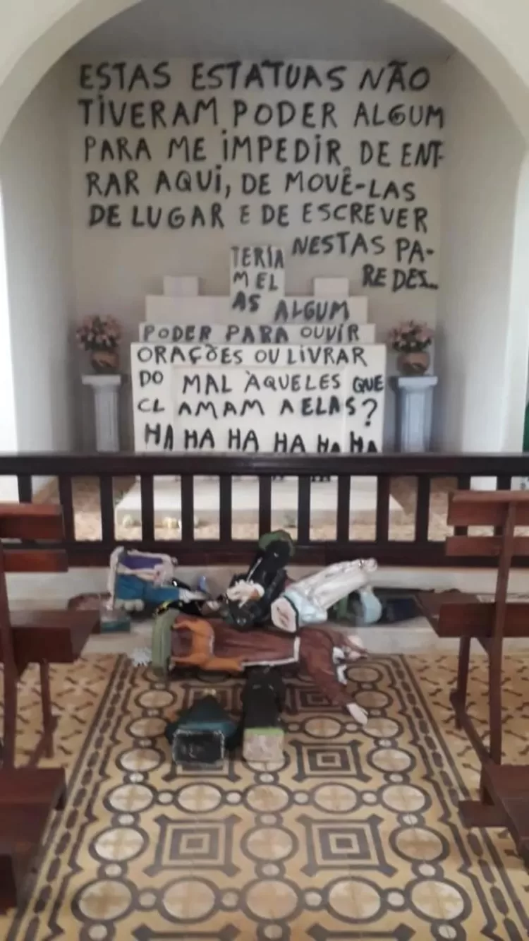Capela é vandalizada com pichações de terraplanismo e tem imagens de santos destruídas