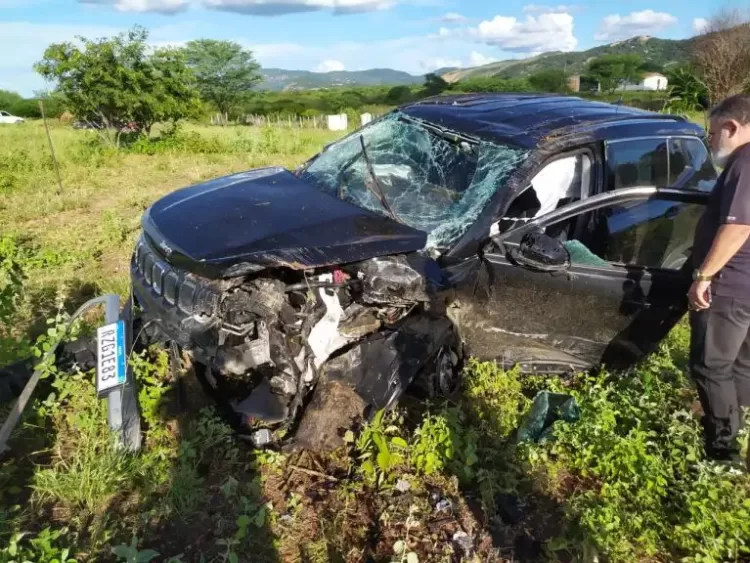 Empresário Faeca Melo sofre grave acidente na BR-232 em Serra Talhada