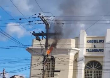 Bombeiros acionados para conter incêndio na Rua dos Correios, em Serra Talhada