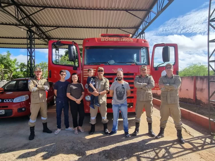 Criança salva pelos Bombeiros faz visita emocionante ao 2°SB/3°GB de Afogados da Ingazeira-PE