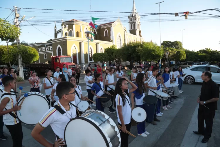 Sandrinho entregou instrumentos musicais a escolas da rede municipal