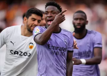 Até quando? Nada vai ser feito? Valencia x Real Madrid é interrompido por racismo contra Vinicius Junior