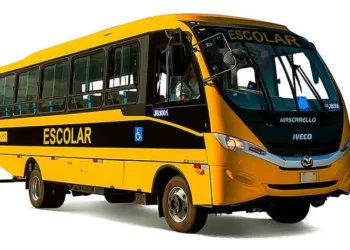 Em Carnaíba, ônibus escolar quebra e crianças vão para casa pela pista e desacompanhadas