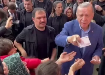 Vídeo: Em dia de 2º turno de eleição, presidente turco distribui dinheiro para apoiadores