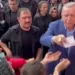 Vídeo: Em dia de 2º turno de eleição, presidente turco distribui dinheiro para apoiadores