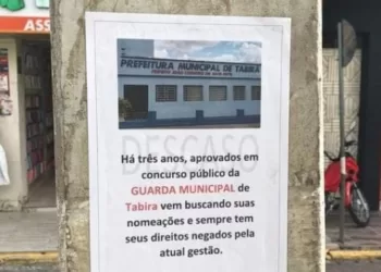 Aprovados em concurso público da Guarda Municipal de Tabira colam panfletos pela cidade cobrando convocação