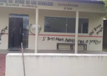 Após suposta falta de medicamentos, posto de saúde é pichado com ameaça