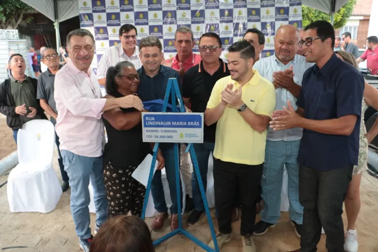 Sandrinho inaugurou mais uma rua pavimentada nos bairros de Afogados