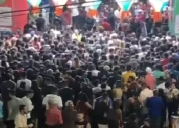 População invade Parque do Povo em Campina Grande após portões serem fechados por superlotação; veja vídeo