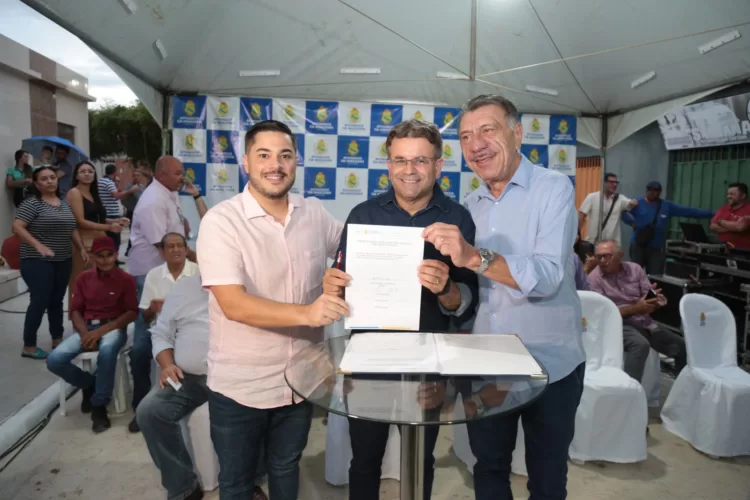 Prefeito Sandrinho inaugurou rua pavimentada no bairro Sobreira