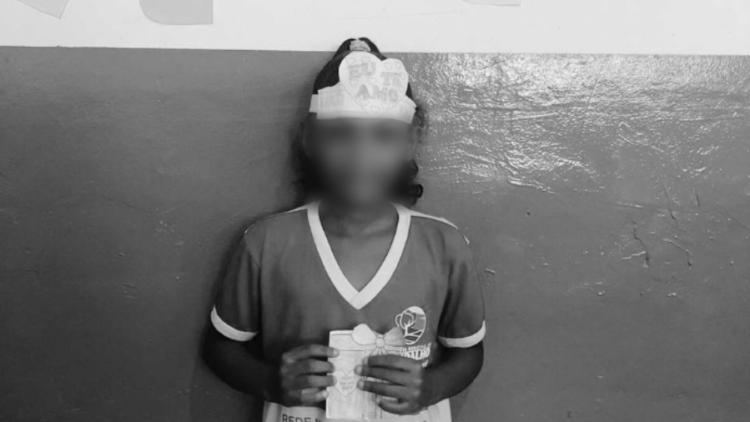 Pernambuco: Menina leva choque elétrico ao pegar celular conectado à tomada e morre