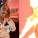 Cantor famoso é atingido por fogo durante show