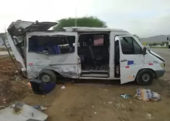 Colisão entre carreta e van deixa vários feridos em Flores