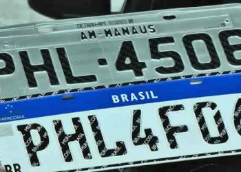 Projeto de lei prevê que placas de veículos voltem a modelo antigo que informa cidade e estado
