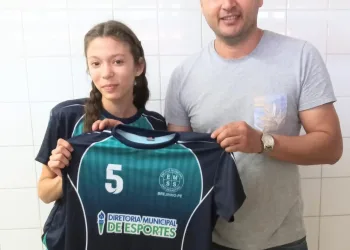 Prefeitura de Brejinho doa uniformes para equipe de vôlei