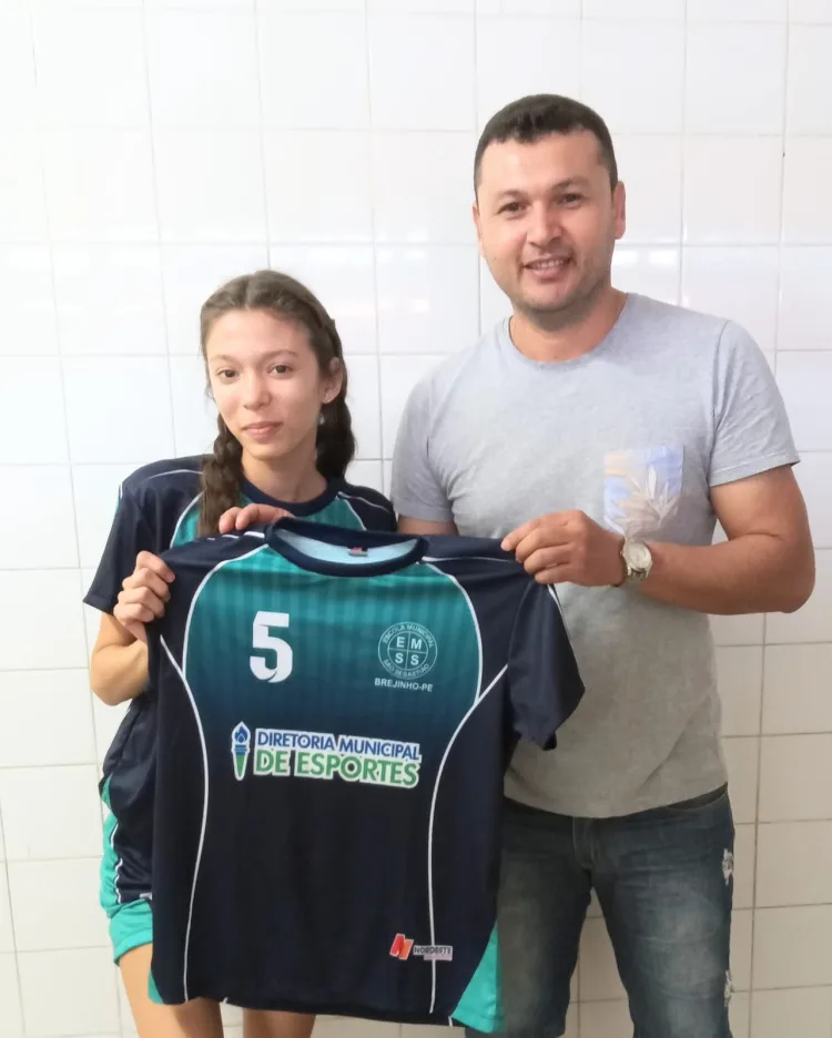 Prefeitura de Brejinho doa uniformes para equipe de vôlei