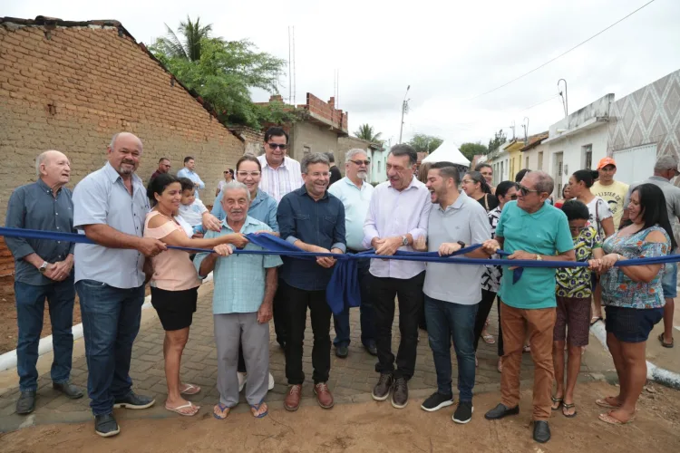 Prefeito Sandrinho inaugurou mais uma rua pavimentada no bairro São Cristóvão